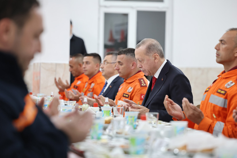 Cumhurbaşkanımız Recep Tayyip Erdoğan, Sincan’daki Türk Silahlı Kuvvetleri (TSK) İnsani Yardım Tugay Komutanlığı’nda Mehmetçik ile iftarda bir araya geldi